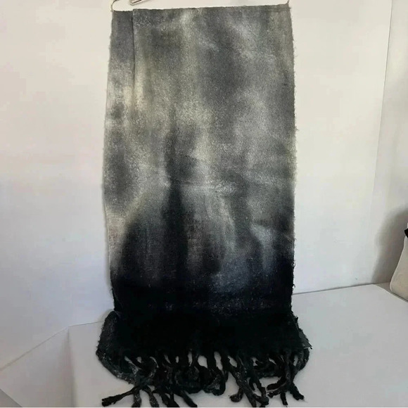 Steve Madden Tie Dyed Scarf Fringe  Super Soft Long Scarf Black Gray Fleece - Picture 2 of 6